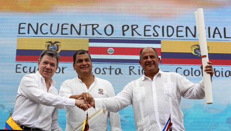 En Puerto Ayora, los tres mandatarios protagonizaron el acuerdo histórico.