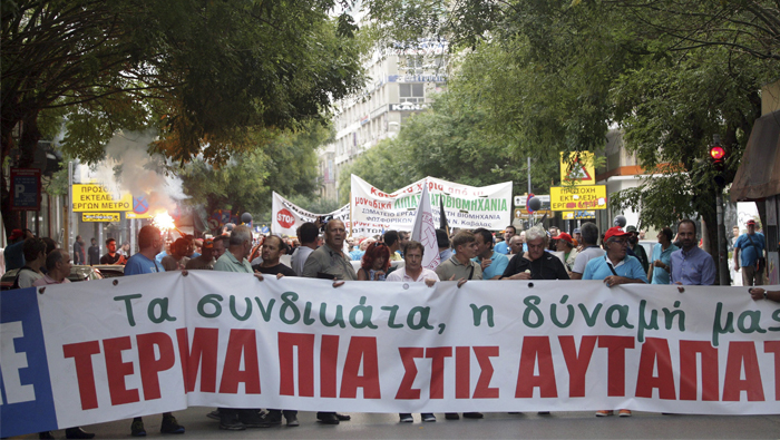Miles de griegos protestan contra la campaña de privatizaciones de Alexis Tsipras.