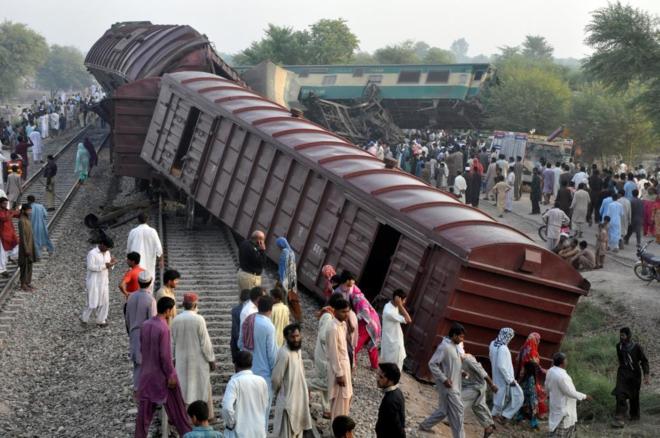 Colisión de trenes en Pakistán.