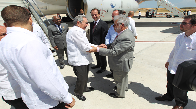 El presidente de Cuba, Raúl Castro, a su llegada al Aeropuerto Internacional Santiago Mariño.