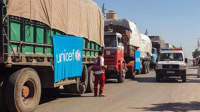 Un convoy de camiones antes de partir para la entrega de ayuda humanitaria este lunes.