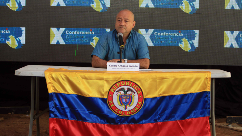 En la imagen, el jefe guerrillero Luis Antonio Losada, alias "Carlos Antonio Lozada", ofrece una rueda de prensa.