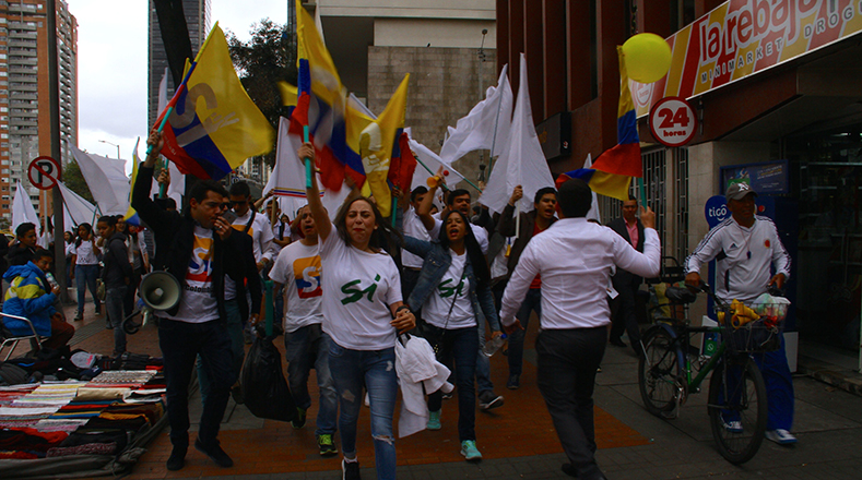 En un ambiente de alegría Colombianos apoyan el sí.