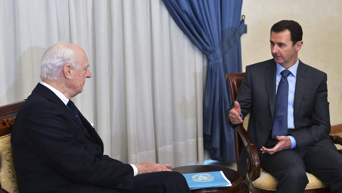 El pasado miércoles el enviado de la ONU, Staffan de Mistura (izquierda) se reunió con el presidente de Siria Bashar Al Asad (derecha)   para hablar sobre reducir la violencia en ese país.