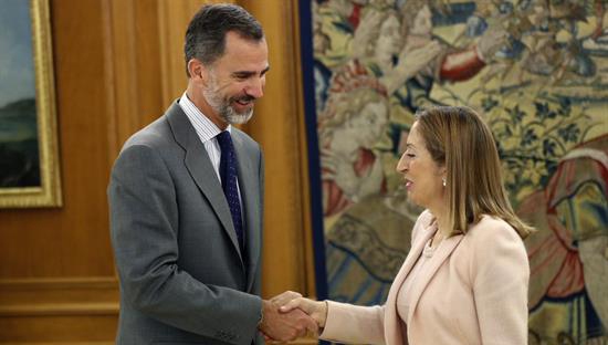 Felipe VI (i) se reunió con la presidenta del Congreso, Ana Pastor.