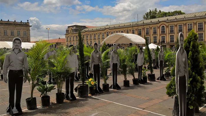 En la plaza Bolívar de la ciudad de Bogotá semabrosn el Jardín de la Memoria.
