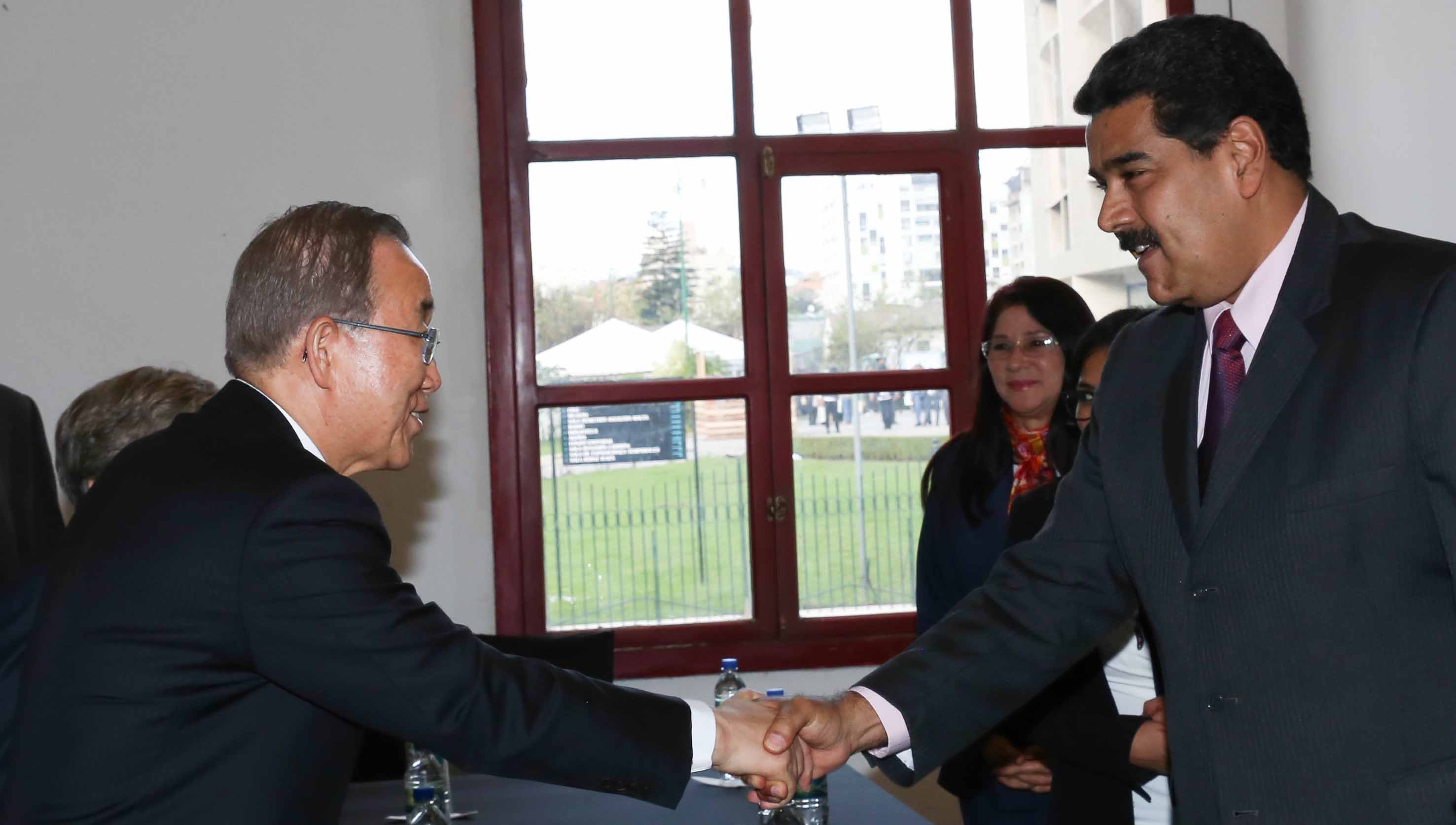 Nicolás Maduro (d) se reunió con Ban Ki-moon en Quito.