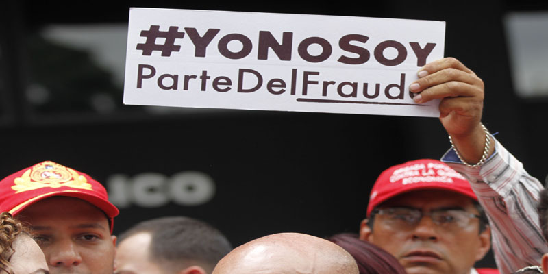 Venezolanos han salido a las calles para rechazar el fraude de las firmas recolectadas en el proceso revocatorio.