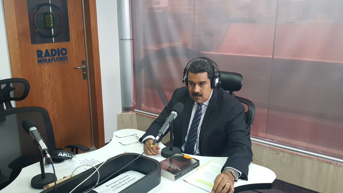 El presidente Maduro señaló que el tema económico es prioridad para el Gobierno en la mesa de diálogo, mientras que los voceros de la oposición piden la salida del mandatario como requisito para continuar con las conversaciones.