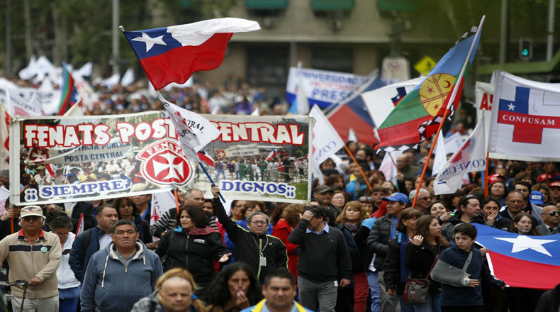 Los trabajadores del sector público chileno exigen mejoras salariales al Gobierno de Michelle Bachelet.