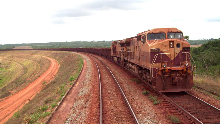 EFC es el mayor tren del Brasil con 330 vagones y cruza 892 kilómetros de la Amazonia y pasa cada 20 minutos