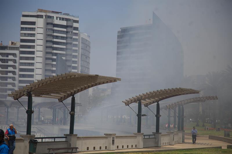 Vista de humo proveniente del incendio ocurrido este miércoles en el centro comercial Larcomar, en Lima.