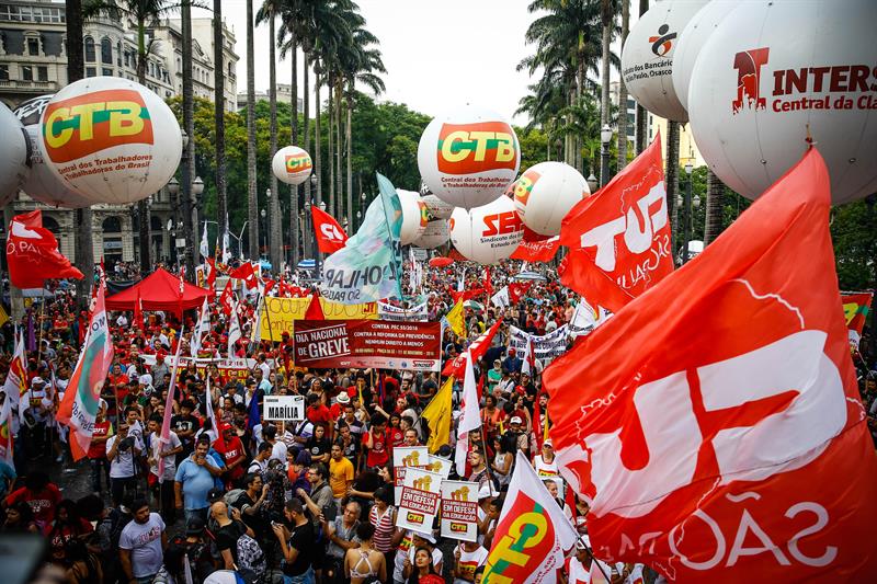 Sindicatos y organizaciones sociales prosiguen jornadas de protestas contra políticas neoliberales del gobierno de Michel Temer.