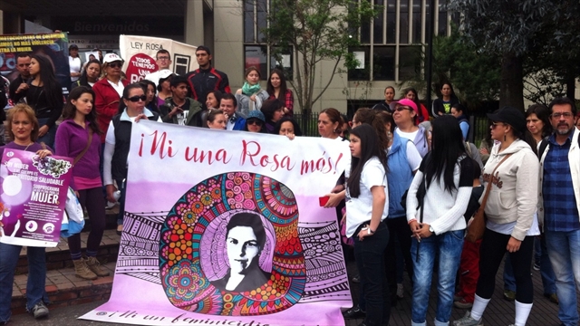 Mujeres colombianas alzan sus voces contra el feminicidio.