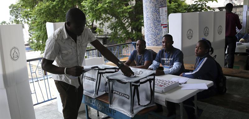 Desde antes del inicio del proceso ya había cola de electores fuera de los centros de votación.