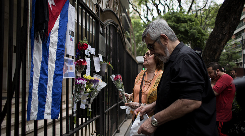 En la embajada de Cuba en Chile dejaron flores, notas y banderas.