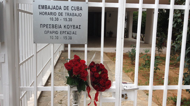 Algunas personas dejaron flores en la embajada de Cuba en Atenas (Grecia).