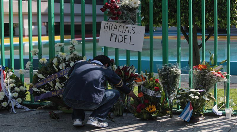 Arreglos florales en la sede de la embajada de Cuba en México como reconocimiento al valor y legado de Fidel Castro. 