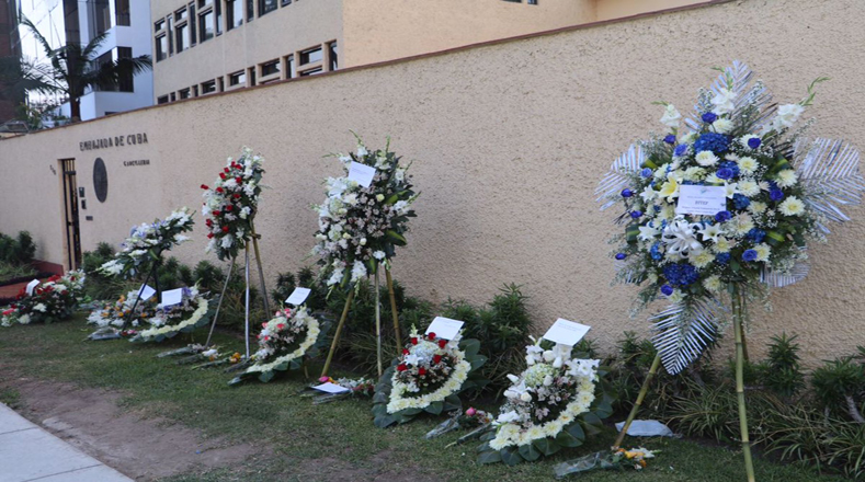 Flores para Fidel en la embajada de Cuba en Lima, Perú.