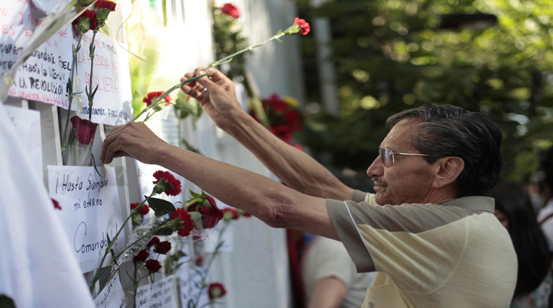 La fachada de la sede diplomática permanece llena de flores y escritos con mensajes de amor y admiración hacia el revolucionario.