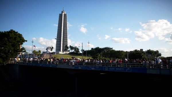 Personas esperan para rendir tributo a Fidel Castro en la Plaza de la Revolución en La Habana.