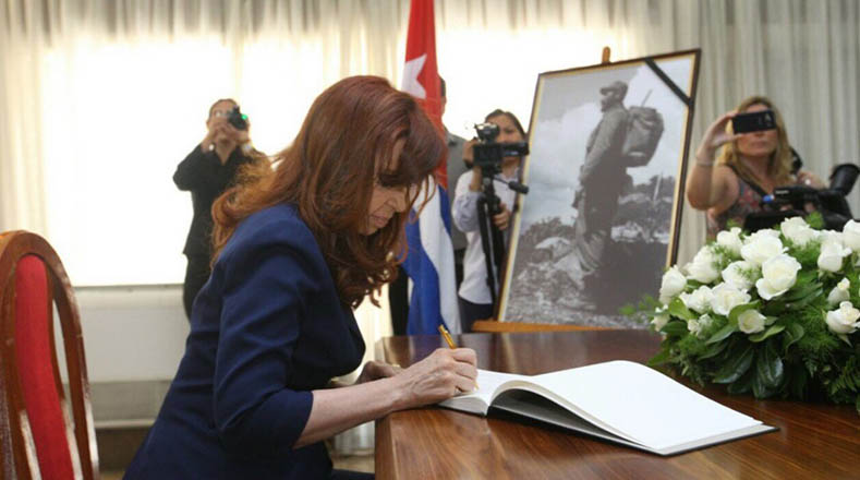 La expresidenta de Argentina, Cristina Fernández, asistió a la embajada de Cuba en ese país para rendir homenaje al líder de la Revolución Cubana. 