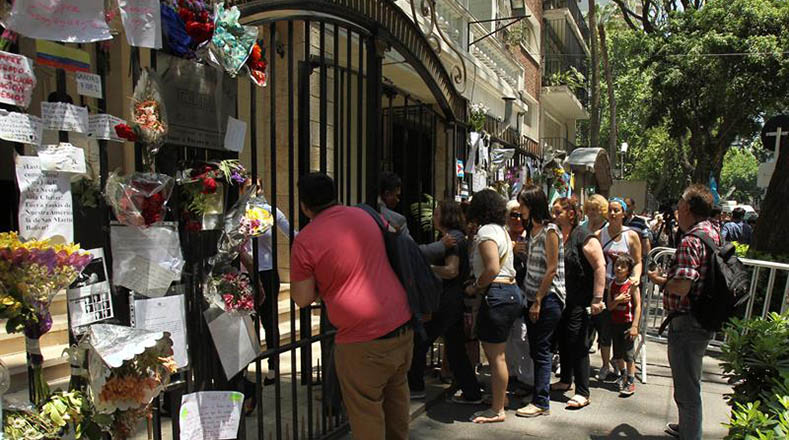 Las personas se acercaron a la embajada de Cuba en Argentina para rendir tributo al comandante Fidel.