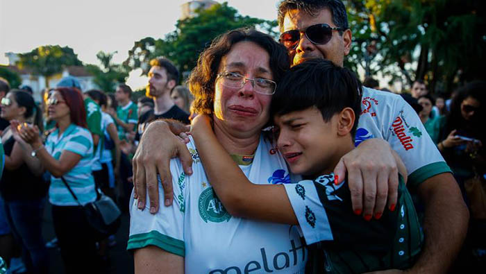 Fanáticos lloran a los jugadores de su equipo.