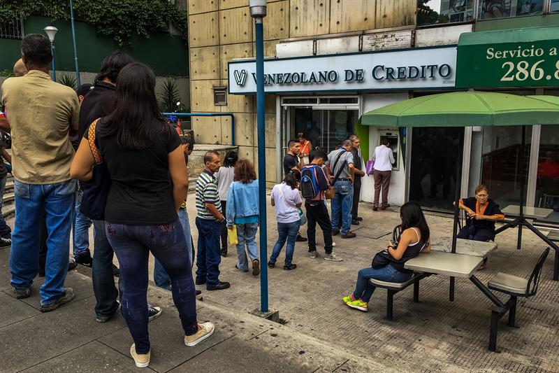 No es la primera vez que ocurre un colapso en el sistema bancario de Venezuela, para el año 2013 un supuesto incendio dejó fuera de servicio 16 mil cajeros automáticos.