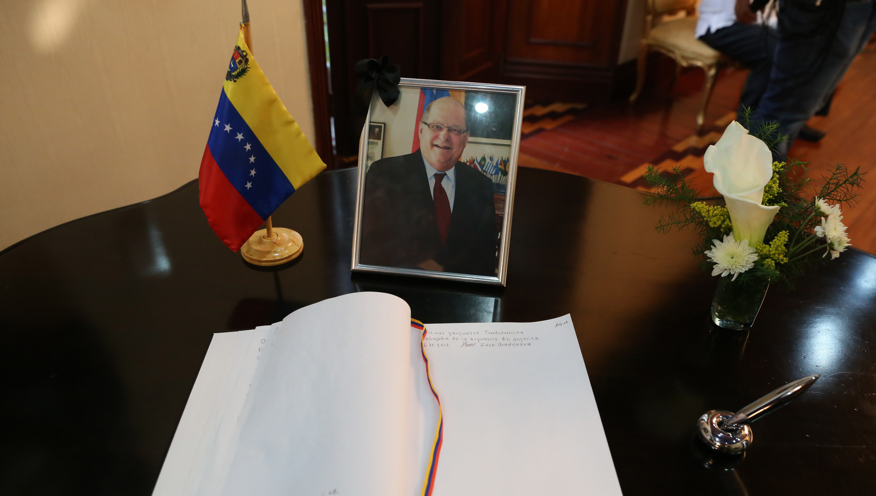 Los restos mortales de Álvarez fueron honrados en la sede de la Cancillería venezolana, ubicada en Caracas.