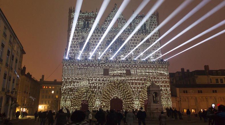 Desde el 8 de diciembre y hasta este sábado, cientos de personas entre residentes y turistas podrán apreciar el espectáculo de luces que adornan las calles de Lyon. 