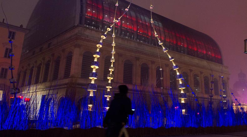 La Fiesta de las Luces valoriza el patrimonio de excepción de Lyon, sus monumentos, sus parques y sus ríos en escenografías que utilizan tanto la luz como el vídeo, las creaciones sonoras y las artes vivas. 