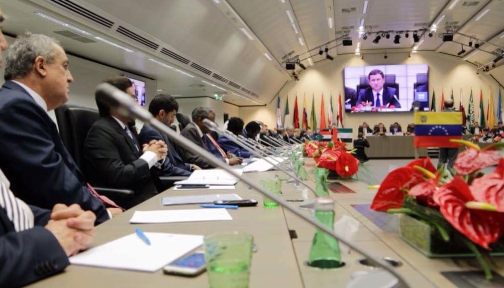 Unos 25 países miembros de la OPEP y no OPEP se reunieron para hacer compromisos que estabilizaran el precio del crudo.