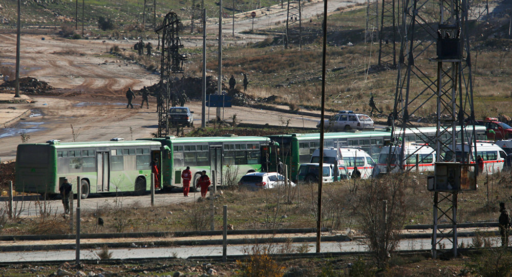 Alrededor de 100 autobuses entraron en los barrios de al Zebdiye, Salah Eddin, al-Mashhad, y al-Ansari en Alepo oriental en el marco de del acuerdo sobre la evacuación de la ciudad de Alepo de armas y militantes.