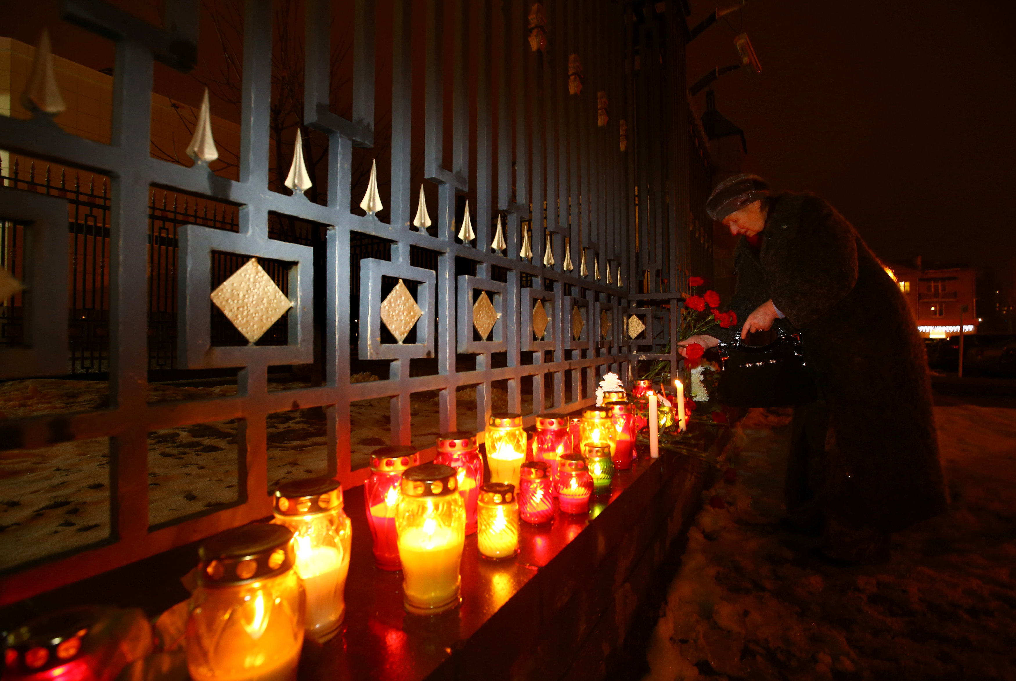 Personas recuerdan con velas y flores a los miembros del coro del Ejército ruso en la sede del Ensamble Alexandrov, en Moscú.
