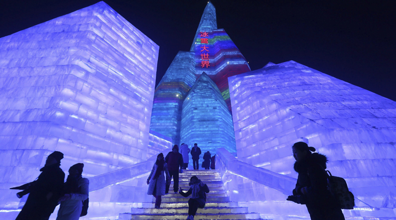El tema central de las estructuras será “Harbin: joya sobre el hielo”, y los turistas podrán disfrutar de colosales estatuas de agua congelada y nieve con forma de templos, pagodas, palacios o budas.