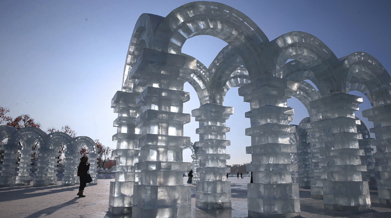 La organización del festival convocó para esta edición una competencia de esculturas de hielo para estudiantes universitarios internacionales.