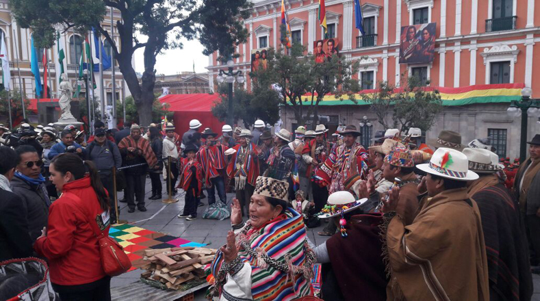 A la par de la presentación del informe de gestión anual presidencial, los movimientos sociales de Bolivia realizan desde tempranas horas una ceremonia ancestral así como un desfile cívico. 