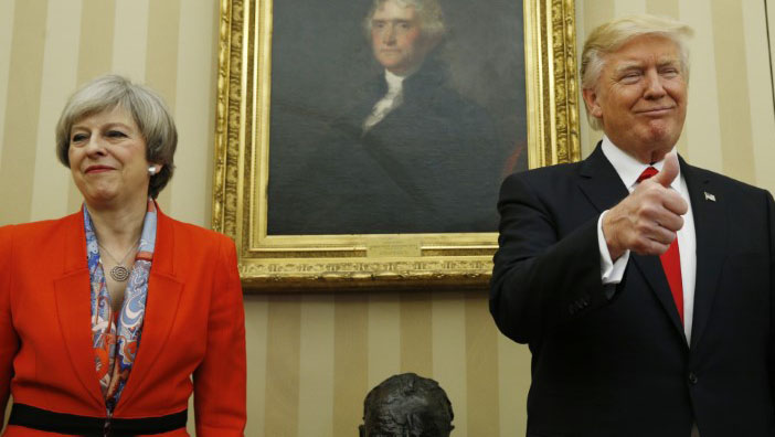 La primera ministra británica (i) dejó intacta la invitación al presidente de EE.UU.