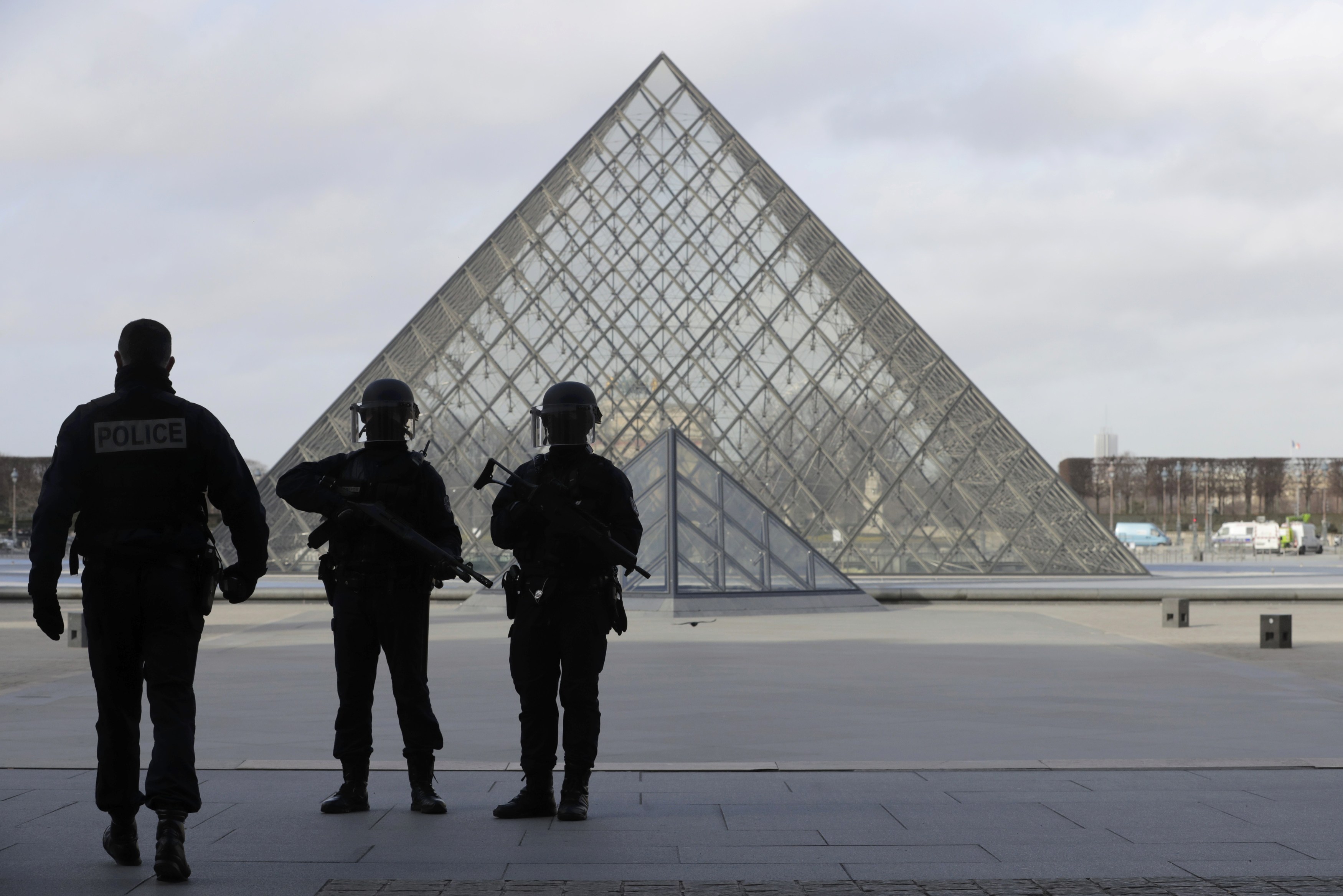 Los efectivos ya están desplegados en el museo del Louvre.
