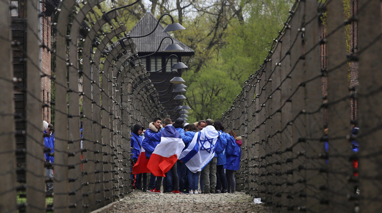 Miles de personas recordaron a las víctimas del holocausto en Auschwitz