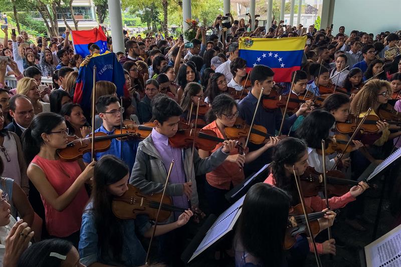 Músicos del Sistema Nacional de Orquestas Infantiles y Juveniles de Venezuela rinden un homenaje musical en el velorio de Armando Cañizales