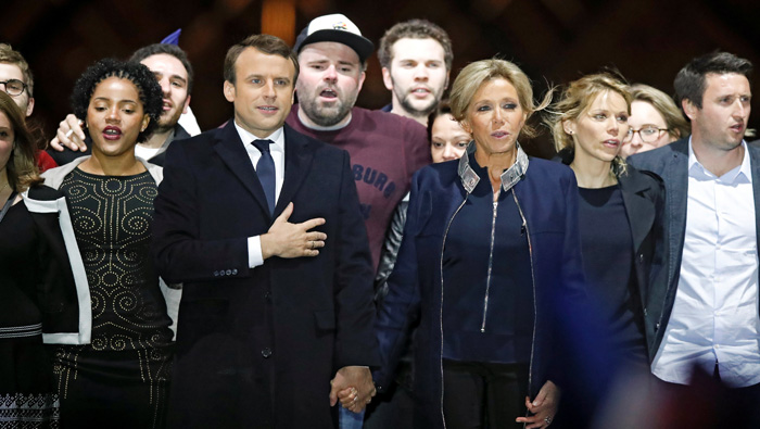 Macron junto a su esposa, Brigitte Trogneux, nueva primera dama francesa.