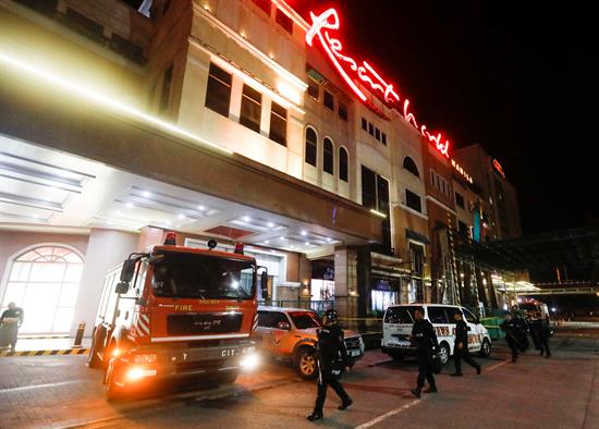 La policía rodea el casino en Manila, atacado este jueves.