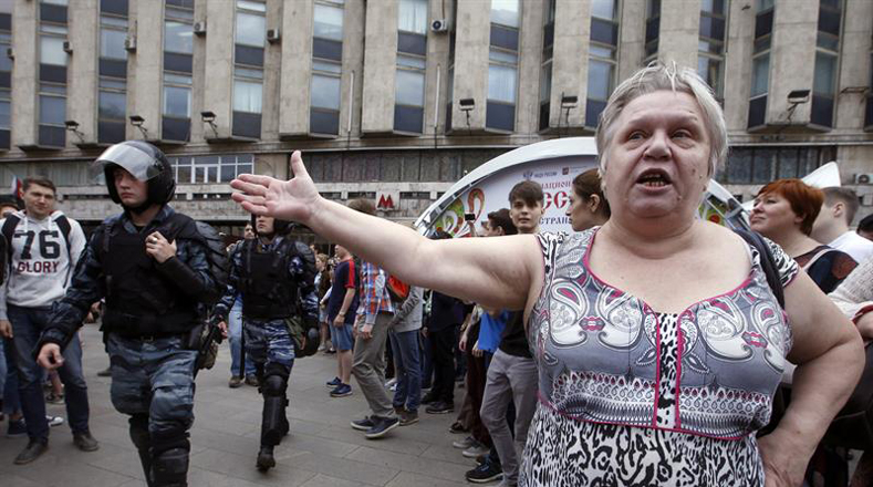 Las autoridades rusas expresaron que la gente podía asistir a "pasear" por esa zona y celebrar el día de Rusia, pero sin usar pancartas o eslóganes ofensivos.