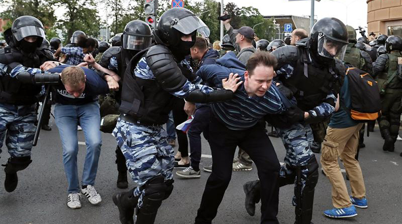 Alexéi Navalni fue detenido este lunes en las afuera de su vivienda por realizar el llamado a la manifestación no autorizada.