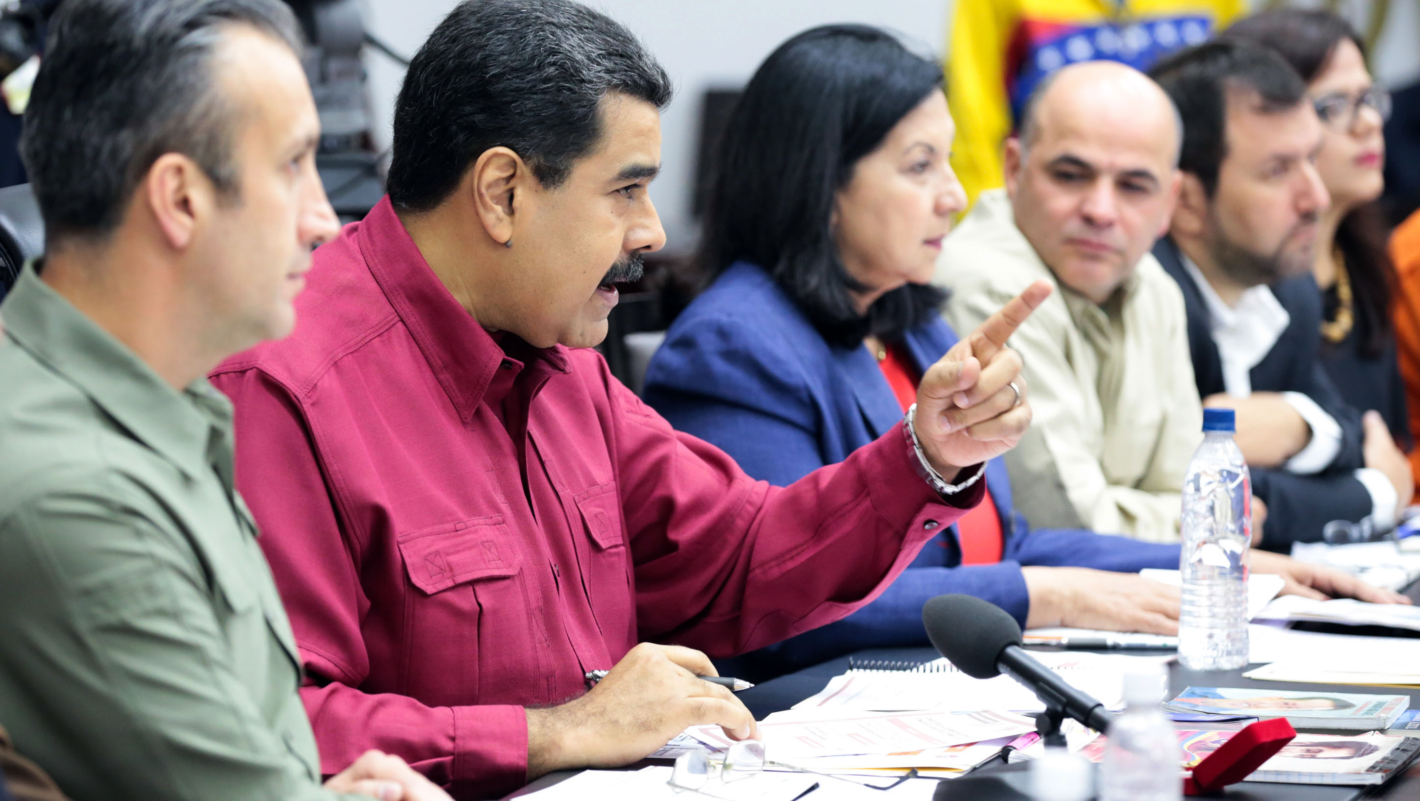 El jefe de Estado venezolano (2i) encabezó un consejo de ministros desde Miraflores.