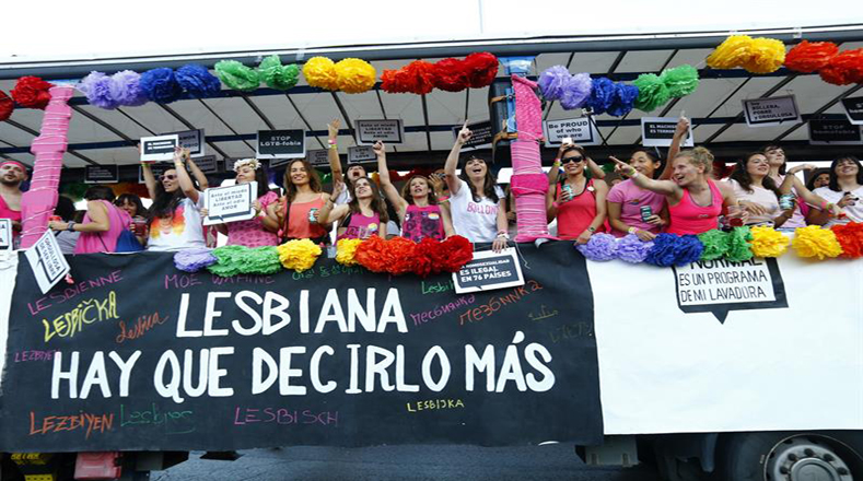 Por algunas de las calles más emblemáticas del centro de Madrid desfilaron 52 carrozas para combinar el mensaje de igualdad y respeto al colectivo LGTBI con el ambiente festivo.