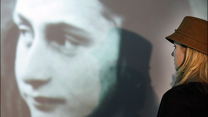 De origen judío, Ana Frank registró en un diario los años que vivió en la clandestinidad con su familia para escapar del exterminio nazi.
