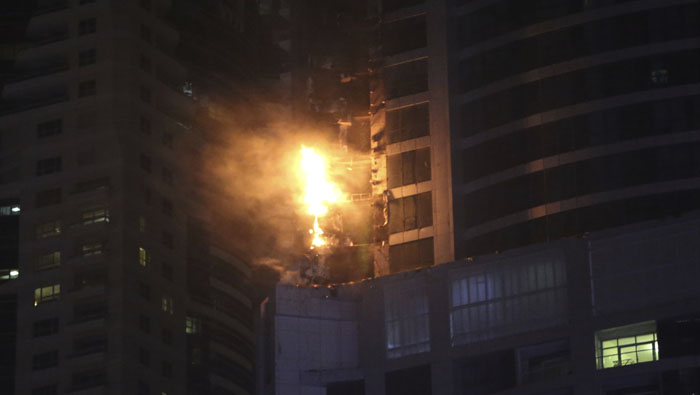 Humo y llamas salieron de la Torre Torch en Dubái el pasado 4 de agosto.